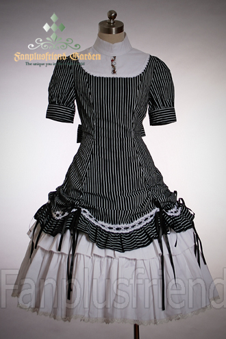  I want to dress in the gótico Lolita style, but I unfortunately don't have the money to buy a whole wardrobe full of gorgeous dresses like this.