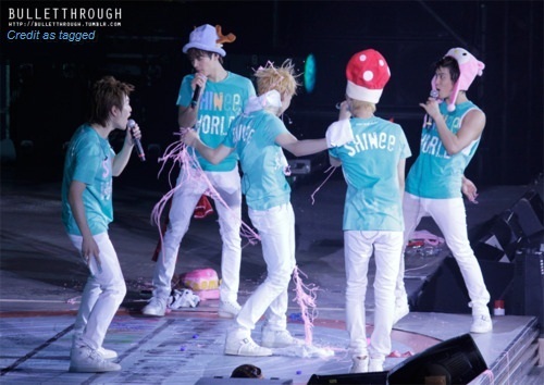  HAPPY BIRTHDAY KEY!!!! KEY IS THE ONE IN THE MIDDLE TAEMIN IS THE ONE WITH THE cogumelo HAT MINHO IS THE ONE WITH THE BLUE HAT JONGHYUN IS THE ONE WITH THE rosa, -de-rosa HAT ONEW IS STANDING BEHIND KEY