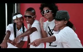NONE OF THEM R WOW WAT QUESTION PEOPLE ASK!!!!!:) THEY SING SONGZ BOUT GIRLS I NEVA HERD OF THEM SING A SONG BOUT A BOY SO DAT MEAN THEY R NOT GAY THEY LIKE GIRLZ NOT BOYZ