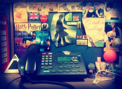  I obsess over British things 更多 than the average person. Nope, I'm not British nor do I live in England (or Europe). In fact, I've never even been to the United Kingdom. I don't know why, but I've been obsessed with England forever. This is a picture of my desk. Part of my 墙 is covered in things that represent England. I wish that phone box on the left hand side were TARDIS blue x]