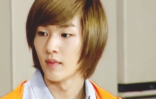  OMIGOSH! He looks gorgeous in this hairstyle <3