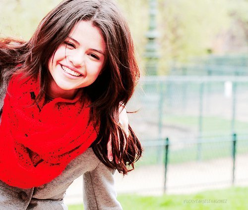  cute smile right!! 1)http://www.kewlmag.com/img/content_images/kewl_mag_selena_gomez_400_01.jpg 2)http://images5.fanpop.com/image/answers/2097000/2097086_1319313035598.35res_328_500.jpg 3)http://photoshopplusage.files.wordpress.com/2010/01/38097_selena_gomez-another_cinderel.jpg