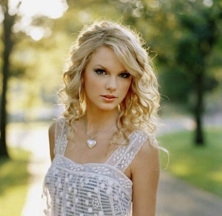  I am listening....its Taylor Swift's te belong to me...