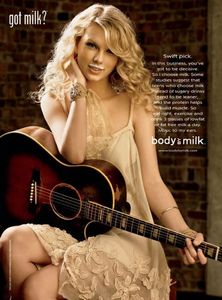  1.enchanted 2.teardrops on my gitar 3.back to december 4.mine 5.white horse 6.fearless 7.breathe 8.the best hari 9.you belong with me 10.tied together with a smile 11.long live 12.the story of us 13.mean 14.never grow up