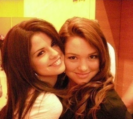Mine...Hope U Like It...
Selena With Jennifer Stone...<3