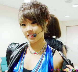  Jeon Jiyoon of 4minute ~ :D (Ignore the person behind her)