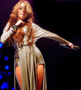  Miley on stage :]