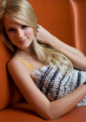 i like taylor with straight hair [: