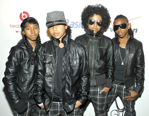  Um I would choose Roc Royal because he seems funny and nice also he's really cute...But that doesnt mean i dnt like da others(Princeton Rayray and Prodigy)...I lovee them but i jus cnt explain like ugh!! One Princeton has a girlfriend...And i cnt choose out of 射线, 雷 Prod nd Roc....Idk know if they have a girl 或者 not soo...Yeah