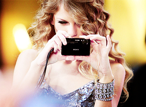  Taylor holding a camera :]