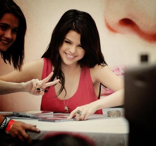 selly's smiling !! <mine>