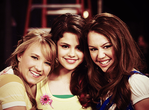 Selena with Emily Osment and Miley :)♥