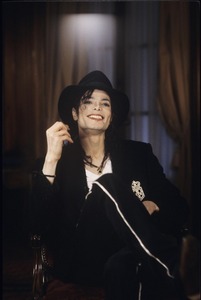  no I dont like her but Michael would be disgusted at all your cruel comments. Calling her fat and ugly. Remember on the Barbara Walters interview. Michael pointing his finger and saying 당신 should not call him an animal 또는 a jacko. He wasnt just talking about himself he was saying NO ONE should call people names.