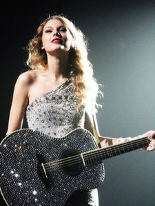  Taylor wearing silver :)