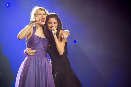  hope it's also ok because u already 게시됨 her with Selena Gomez :o but I think this one is so cute <13