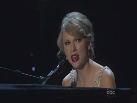 Taylor singing Back To December live :)
