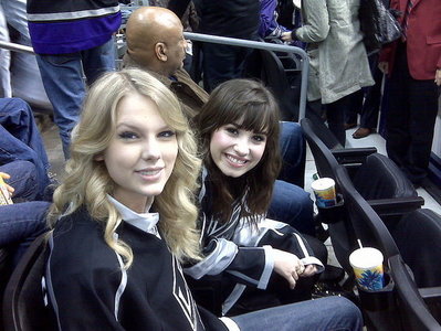 Taylor with Demi..ithink the pic is really nice and both of them look pretty:)