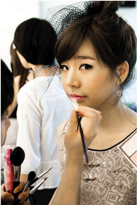  sunny so lovely while putting a makeup!!