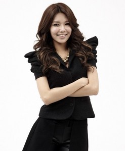  Sooyoung doesn't wear much of them, but this was an exception