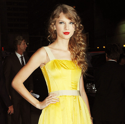 Taylor in yellow dress :)