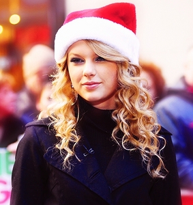  tYalor wearing a santa hat :)