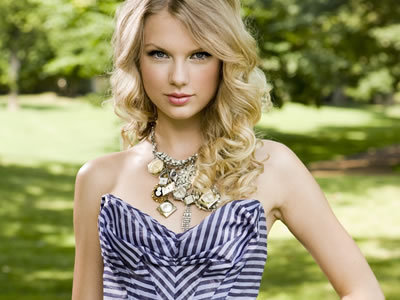 Taylor wearing stripes :)