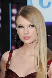 Like this straight hair i posted big one check this link http://www.starpulse.com/news/index.php/2010/06/10/taylor_swifts_straight_hair_look_hot_ 