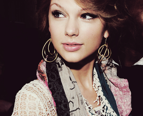  Taylor with earrings :)