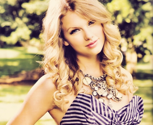 Taylor wearing necklace :)