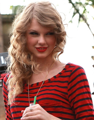  Here's a picture of Taylor in a red シャツ with black stripes!,hope this counts!