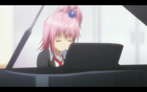  Amu playing the đàn piano