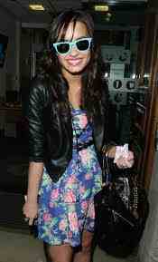  Here is my pic... I <3 her shades in this pic! She has sooo many different pairs... BTW I luv these!