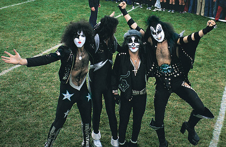  Well I totally upendo Kiss and BVB and the alter ego personalities! But I have to say I upendo the other styles too! I think I'm addicted to rockers in makeup....they wear zaidi then me, lol! But if they didn't sound great I would have to pass...I almost did with BVB cuz I thought they were trying to steal Motley Crue's look, so glad I actually listened to the muziki cuz they are awesome!! ^__^ x0x0x0x