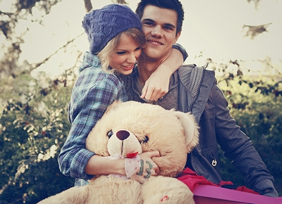 Taylor hugging Taylor Lautner :)