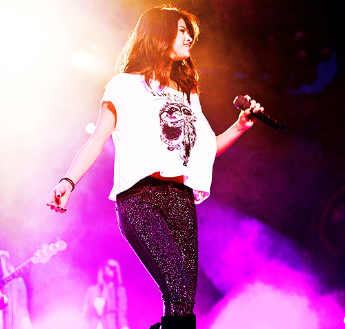 selena with a mic <33