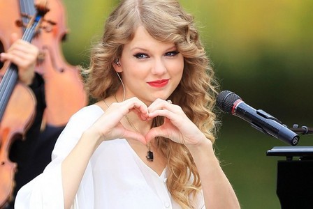 i chose this picture because taylor is so beautiful and unlike somefamous people, she does love her fans and appreciates them and her music is just A-MA-ZING!!! <13 xxxxxxxxxxxxxxxxx
