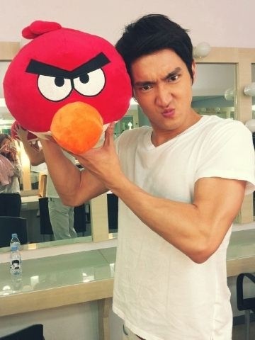 Siwon intimidating Angry Birds! >:|  HAHA <3