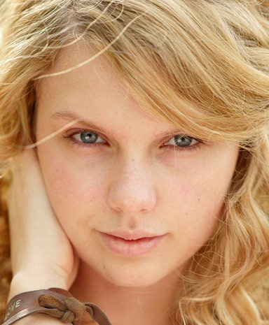 I chose this pic because with makeup and without makeup she can still look beautiful <3 