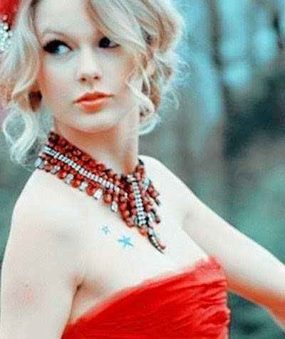 taylor swift with a necklace <3