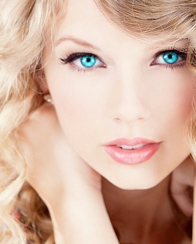 I choose this pic because her eyes are looking so beautiful, flawless and cute. Someone once said that the eyes are a like a door to the person`s soul. I think Taylor had such a good soul because the eyes are saying this everytime you see them. So...this pic is kind of my favourite because of the eyes. They are reflecting so many peace.