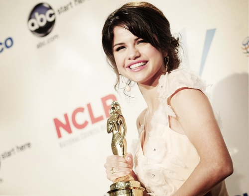  Selena at an award Показать :)