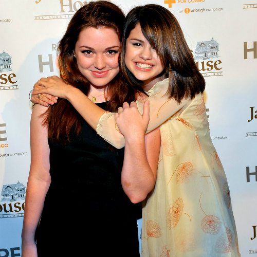 Mine!
Sel Gomez in yellow...
with jen stone
and with straight hair!!!