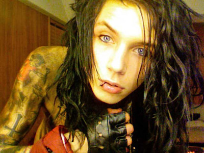 I dont judge on the body but if were going on first impressions and not if they have a nice personality or not they would have to have nice eyes and a nice smile for me to even bother!Andy Biersack has all the qualitys i look for in a man and i mean everything!