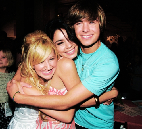  Ashley hugging Vanessa and Zac :)