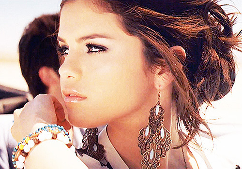 here's mine:

links:

http://www.disneydreaming.com/wp-content/uploads/2009/10/Selena-Gomez7.jpg

