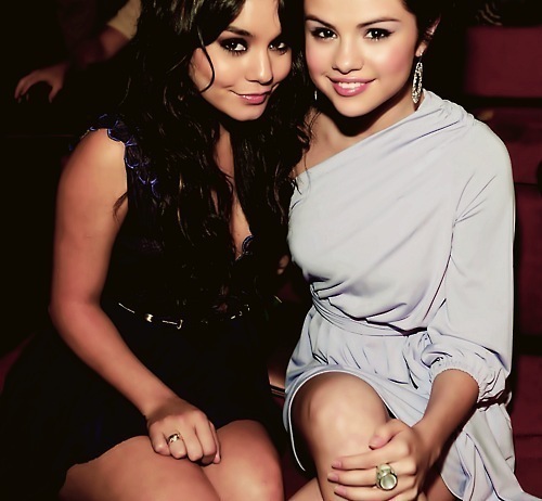  Selena With A Celebrity, In A Dress, BIG Earrings, And Wearing Something In Her Hand... Hope あなた Like!