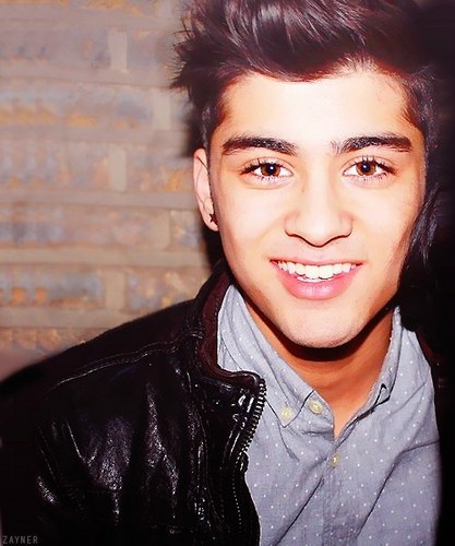  I would cinta to tanggal Zayn Malik, coz he's PERFECT in so many different ways !!! XX