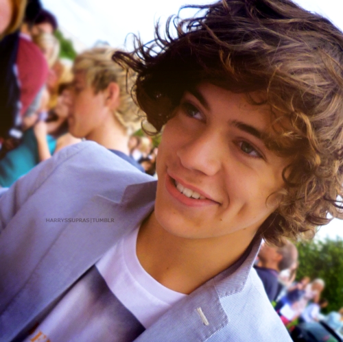 I'd Like To Date Harry...♥
Because He's So Adorable,Amazing,Awesome...And Incredibly Cute And Has Beautiful Smile,Eyes And Hair...<3