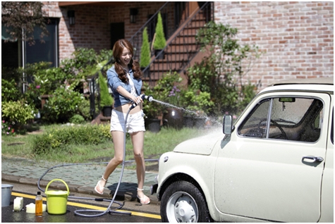  Yoona is washing the car