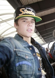  Justin With Earring♥ -outside
